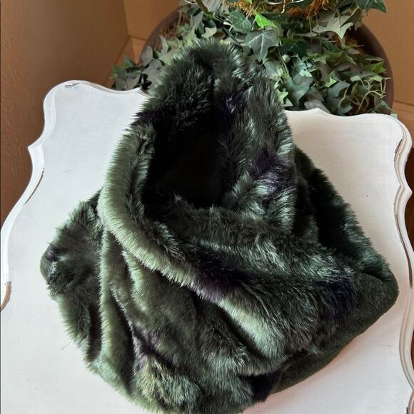 Steve Madden Dark Green Faux Fur Accent Infinity Scarf OS - Picture 5 of 7